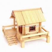 Dřevěný domeček pro panenky, složené z dveře, okna, chodby a schodiště images