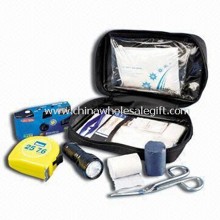 Boîte/trousse d&#39;urgence, composé de sac à dos médical, compresse, pansements et bandes de papillon images