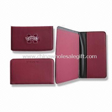 Porta pasaporte con puntadas en los bordes, disponibles en color púrpura