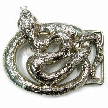 Hebilla de metal en el diseño de serpiente