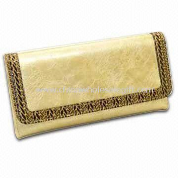 Dompet yang terbuat dari kulit asli
