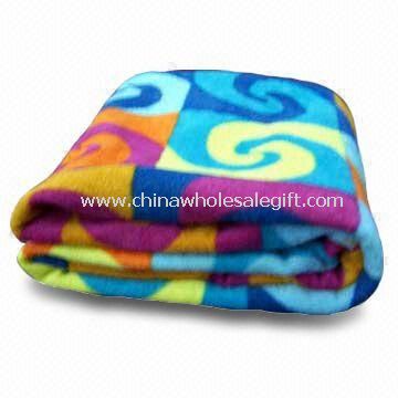 Flísová deka vyrobena z polyesteru, které jsou vhodné pro cestování