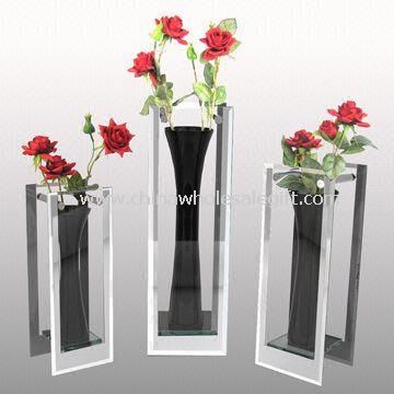Vases en verre à la main avec les bords du miroir