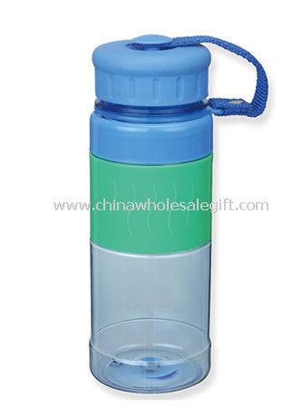 زجاجة مياه بلاستيكية