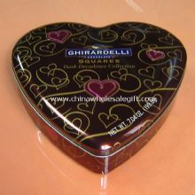 Boîte en fer blanc en forme de cœur en chocolat images