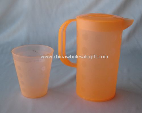 Wasserkrug mit Tasse