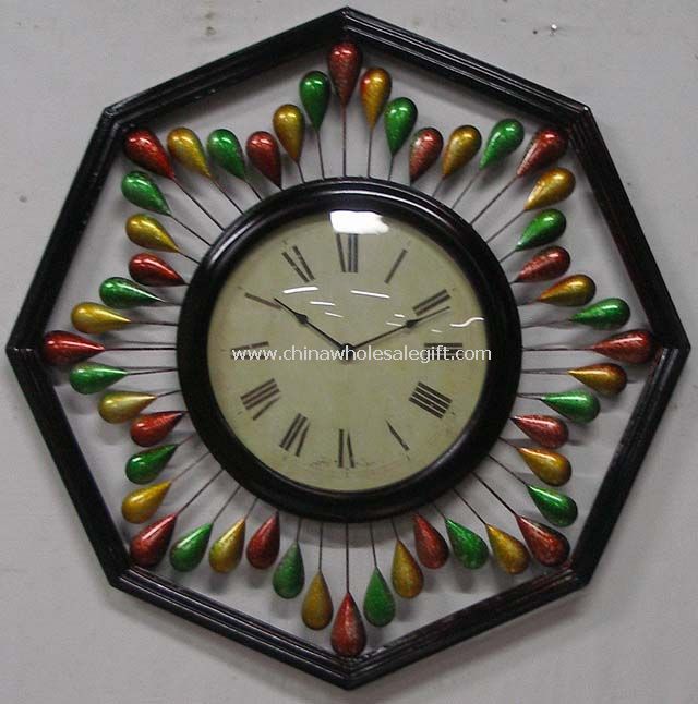 ساعة معدنية