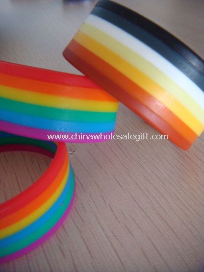 pulseras multicapas y multicolores