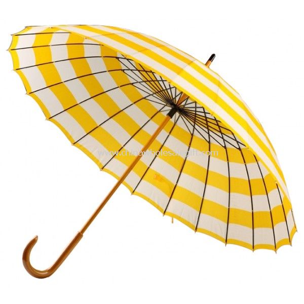 Holzstiel mit Regenschirm