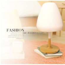 Holz-Tisch-Lampe mit Schirm images