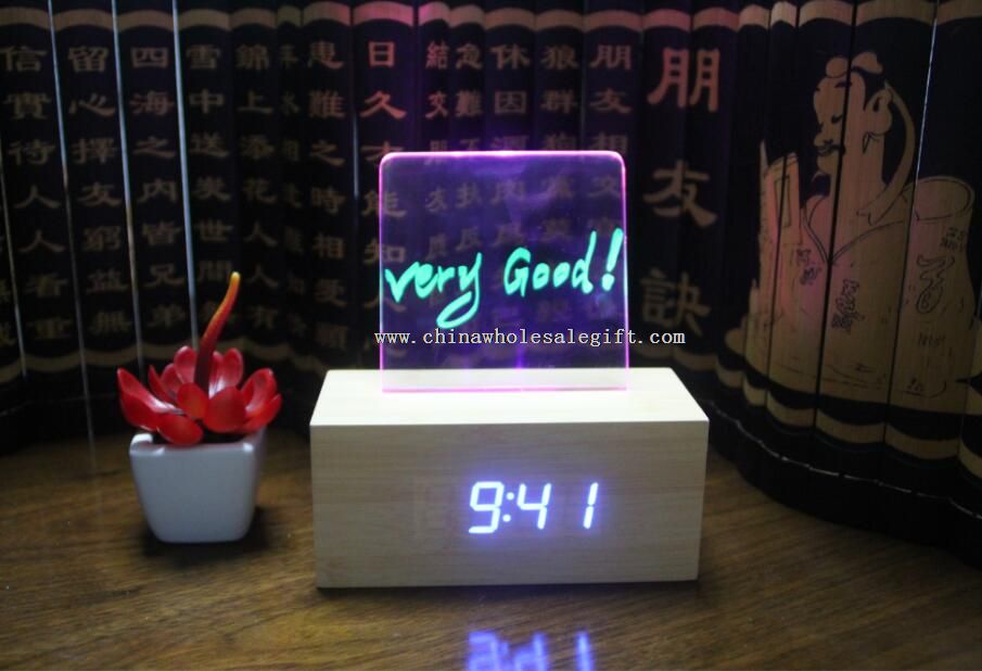 LED message board dřevěný budík