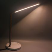 Lumière de bureau led pliable haut de la page images