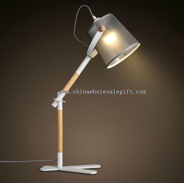 Lampa na biurko z drewna