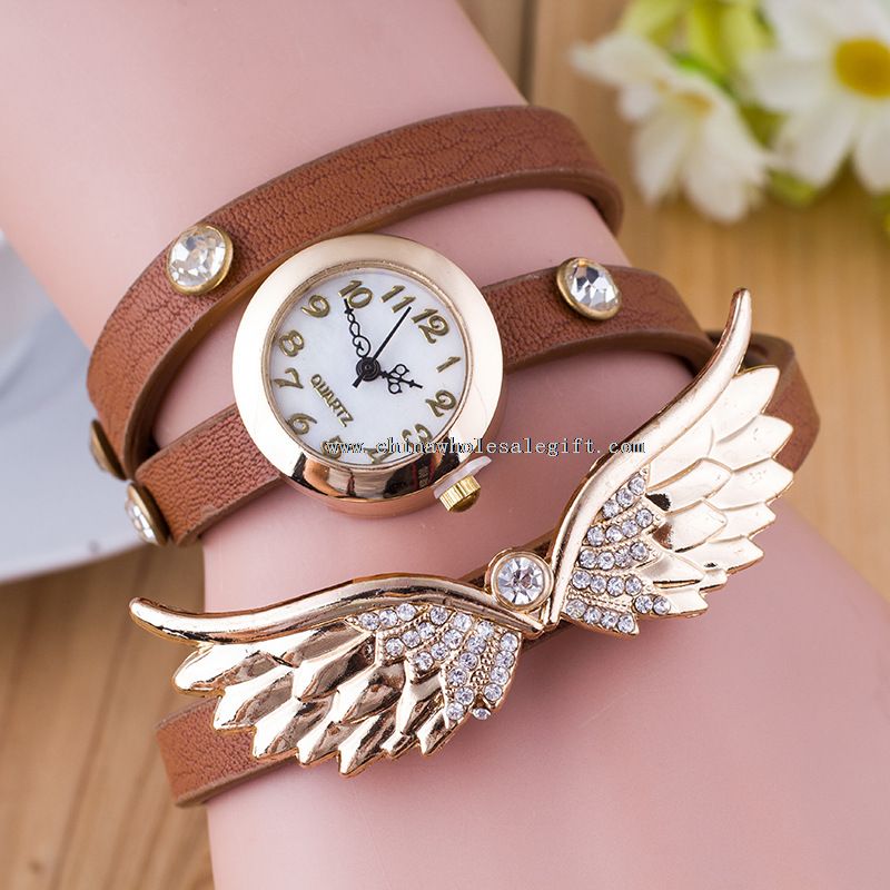 wing pendant analog bracelet watch