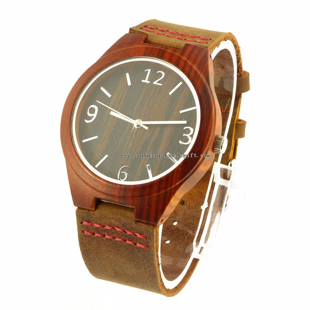 Relógio de madeira gravado