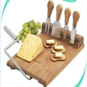 tabla de quesos de bambú con el alambre de la máquina de cortar con cubierta images