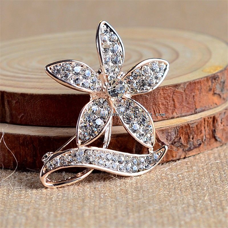 Blumenbrosche für Hochzeitseinladungen