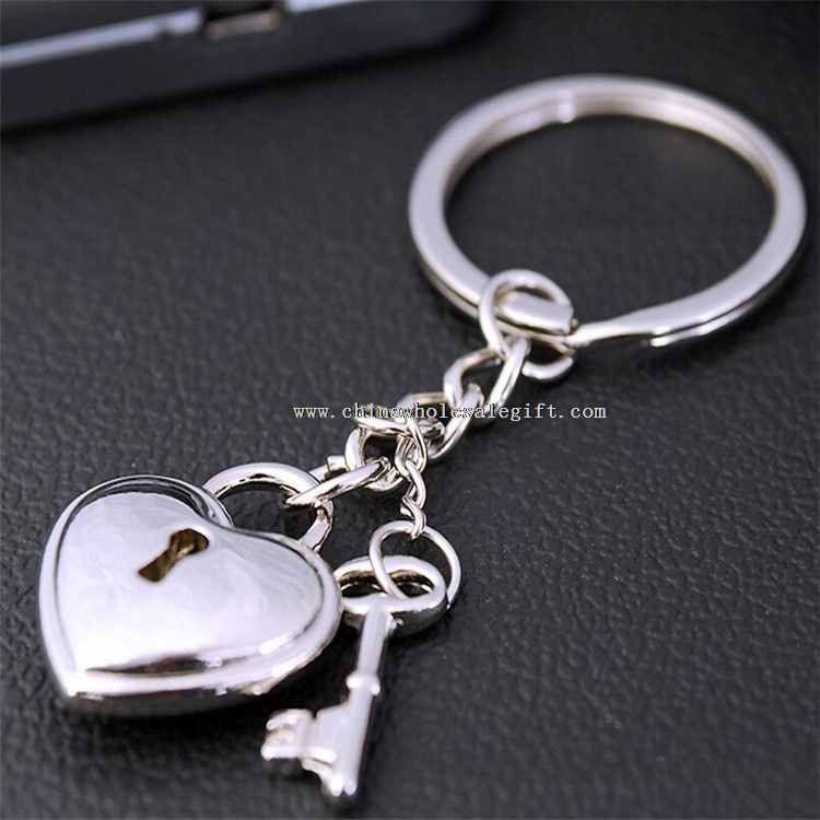 Jantung dan kunci logam keychain