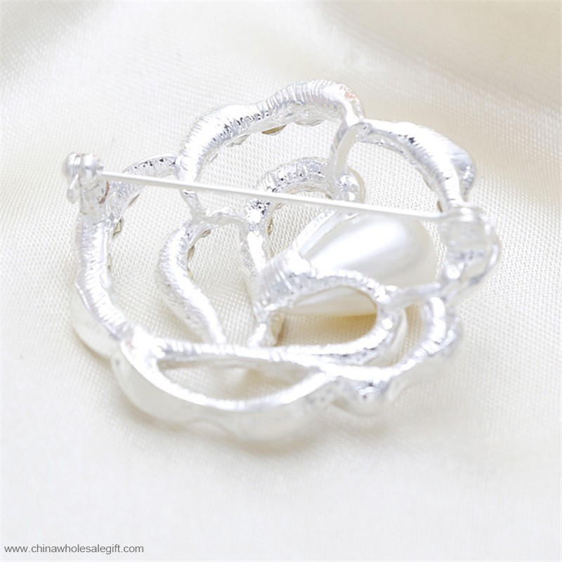 broche de diamantes de imitación para la boda